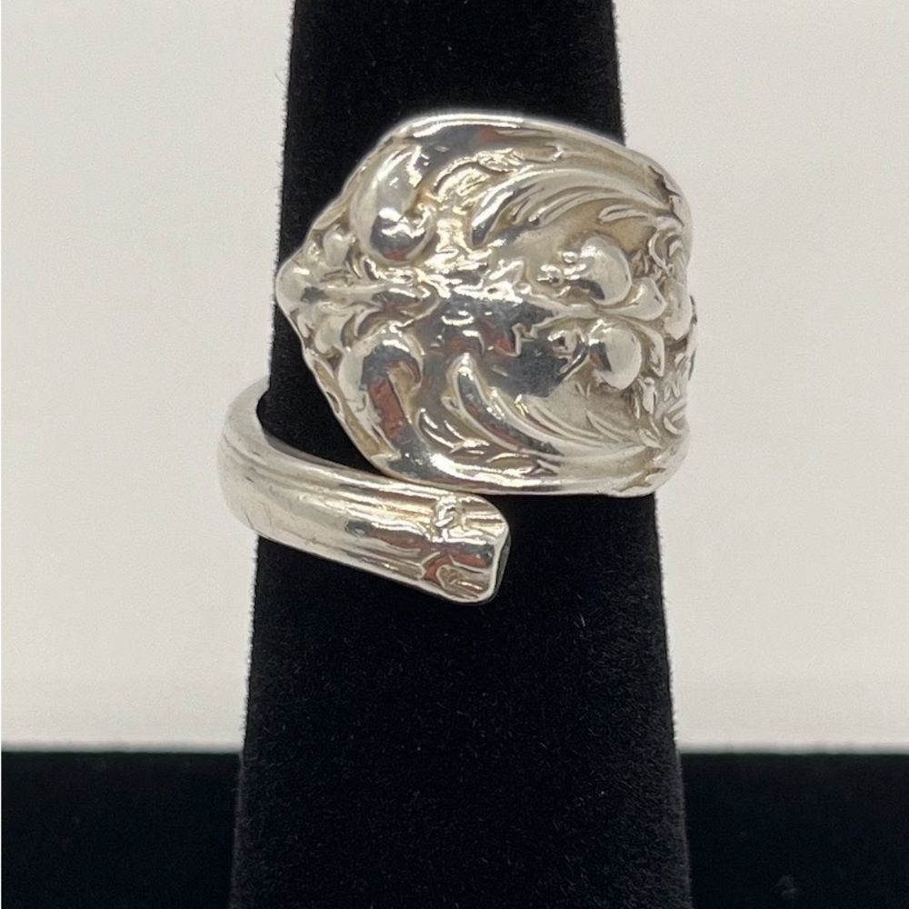 A Beautifull Fluer-de-Lis 925 Marked Reed & Barton Signed Wrap around Ring
